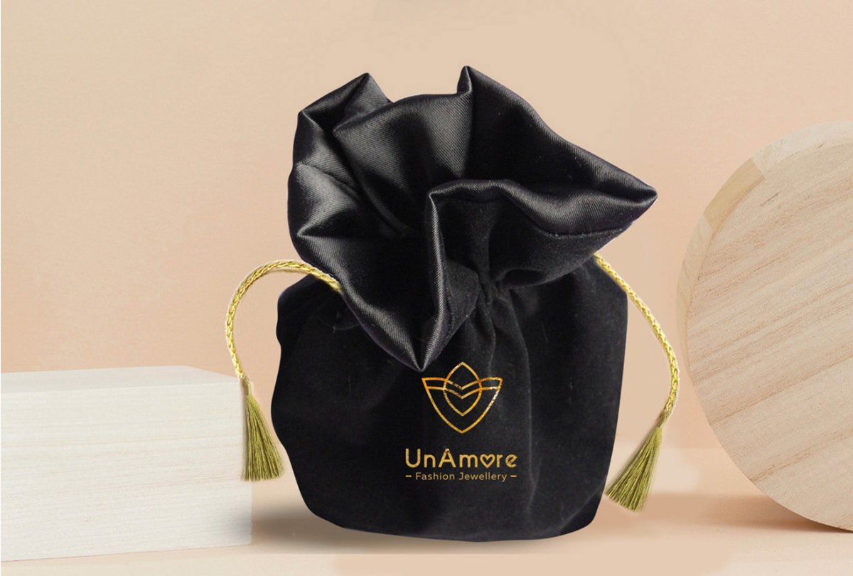 時尚珠寶首飾UNAMORE品牌設計和強化品牌“時尚”定位，時尚珠寶品牌設計，時尚品牌形象設計，品牌形象整合，珠寶品牌營銷，品牌戰(zhàn)略定位，品牌設計公司，品牌策劃公司，深圳品牌策劃，深圳品牌設計，左右格局